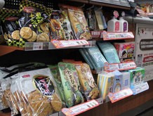 ハイライフは域内1,100店舗で秋田県産米菓のコーナーを設置した＝５日、台北（ＮＮＡ撮影）