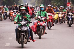 ベトナムでは、イメージカラーが緑色のグラブがバイク配車サービスの主流となっている＝ハノイ