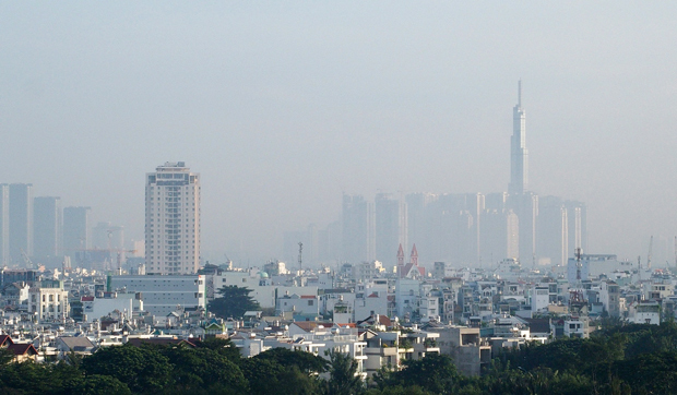 大気汚染でかすみがかった状態が続くホーチミン市中心部