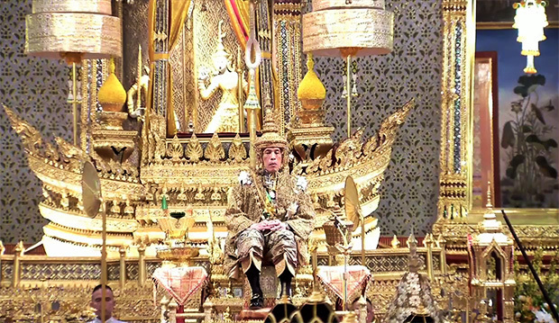 タイで69年ぶりとなる戴冠式で王冠を被ったワチラロンコン国王＝５月４日、タイ・バンコク（政府系ニュースサイトＮＮＴの配信映像より）