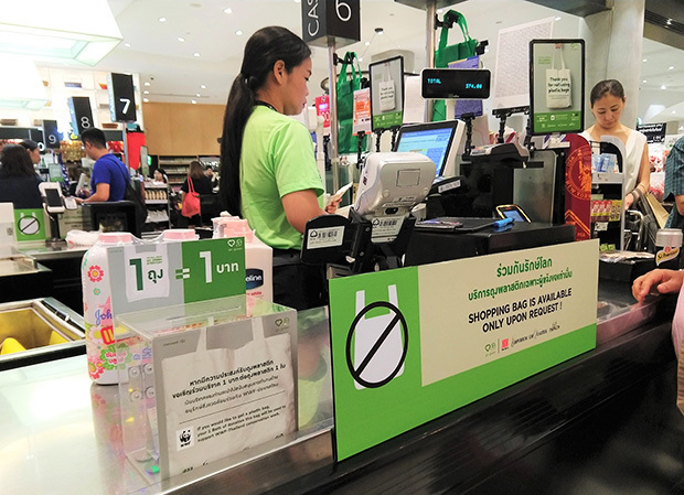 タイの小売大手は、レジ袋の有料化を開始した。写真はザ・モール・グループが展開するスーパー「グルメ・マーケット」の様子＝７月３日、タイ・バンコク（ＮＮＡ撮影）