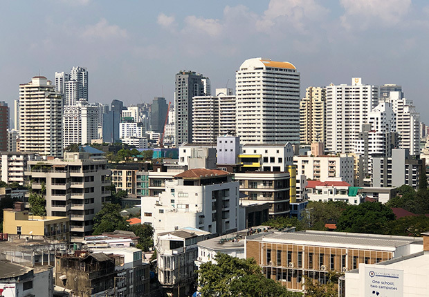 タイの不動産市場は、国内における不動産融資規制や国内外の経済の停滞を背景に減速した。写真はバンコクの住宅街＝12月22日、タイ・バンコク（ＮＮＡ撮影）