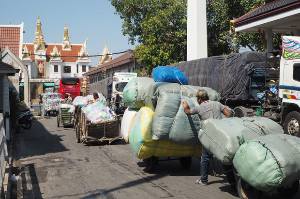 タイへ向かう国境検問所周辺でごった返すトラックや荷車＝12月、バンテイメンチェイ州（ＮＮＡ撮影）