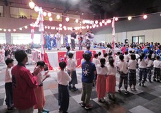 プノンペンの「イオンモール」で開催された、カンボジア日本人会の盆踊りの様子 ＝ 10月（筆者撮影）