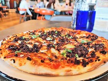 レストランで提供されているインポッシブル・フーズの代替肉を使用したピザ＝29日、シンガポール中心部（ＮＮＡ撮影）