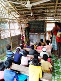 バングラデシュの難民キャンプでビルマ語を学ぶロヒンギャの子どもたち（筆者撮影）