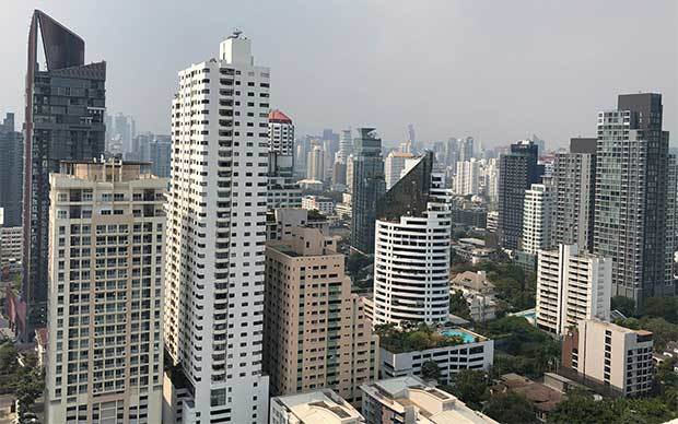 タイの不動産市場は昨年、タイ中央銀行が実施した住宅ローン規制や国内外の経済の停滞を背景に減速した。写真はコンドミニアムが立ち並ぶバンコクの住宅街＝タイ・バンコク（ＮＮＡ撮影）