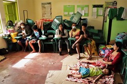 吹きさらしの教室に身を寄せ合う人々＝14日、カビテ州タガイタイ（ＮＮＡ撮影）