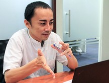 「日系企業はベトナム企業を実態以上に評価していると感じる」と話す粕本氏＝シンガポール中心部（ＮＮＡ撮影）