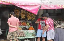 降灰の中で果物を売る人ら＝14日、カビテ州タガイタイ（ＮＮＡ撮影）