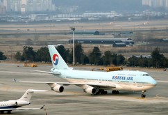 １月31日、中国・武漢からソウル郊外の金浦空港に戻った韓国のチャーター機（共同）