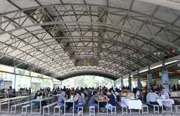 「プラントイ」の工場内の屋外型食堂には、昼休憩に従業員が集まる＝１月、タイ・トラン県（ＮＮＡ撮影）