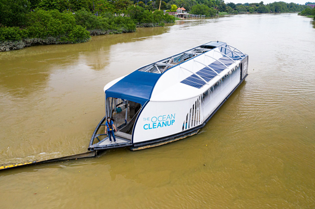 オランダの「オーシャン・クリーンアップ」が開発した河川のごみを回収する船「インターセプター」（オーシャン・クリーンアップ提供）