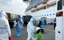 ダイヤモンド・プリンセスの乗員が下船し、１日夜にもインドネシアに帰国する（インドネシア外務省提供）