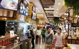 新型コロナウイルス感染症の拡大でショッピングモール内の飲食店も客足が減っている＝18日、タイ・バンコク（ＮＮＡ撮影）