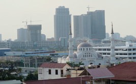 プノンペン北部のモスク。マレーシアでのイスラム教の行事の参加者から感染者がでているため、礼拝集会の禁止が通達されている＝2020年３月（筆者撮影）