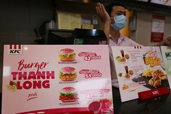 ＫＦＣベトナムが「ドラゴンフルーツバーガー」３種類を発売した＝21日、ハノイ