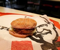 レッドドラゴンフルーツを使ったエビカツバーガーの実物＝21日、ハノイ