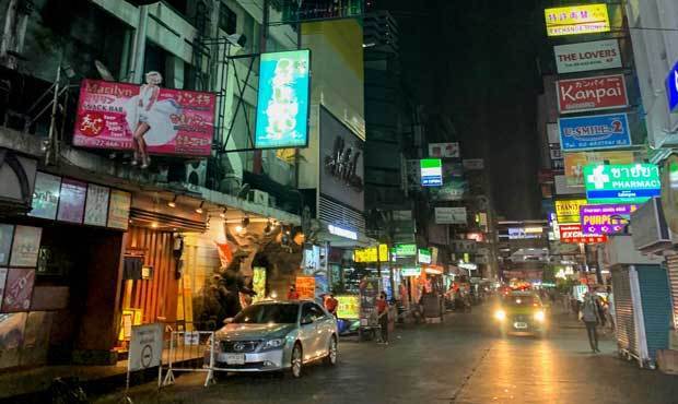 カラオケ店などが閉鎖したタイの繁華街タニヤ＝19日、バンコク（ＮＮＡ）