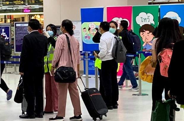 搭乗客に体温測定を行うドンムアン空港の職員ら＝７日、バンコク（ＮＮＡ）