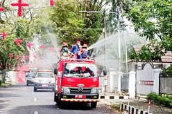 全国各地で放水車を使った消毒剤の散布が行われている（アンタラ通信）
