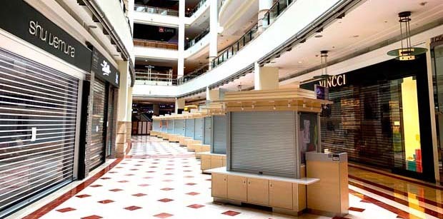 活動制限令でスーパーマーケット以外は閉店となっているクアラルンプール中心部の商業施設＝４月４日（ＮＮＡ撮影）