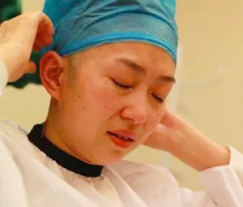 中国のＳＮＳより。丸刈りにされて涙ぐむ女性看護師