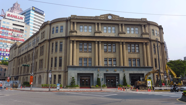 写真説明：竣工以来、台北の郵政総局となってきた建造物である。館内は吹抜けの天井が印象的。将来的には博物館として使用される予定だ。