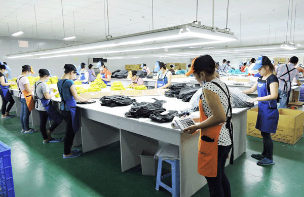 繊維・アパレル生産のアジアのハブとして、ベトナムが台頭しつつある（写真はイメージ、桑原ベトナムの検品工場）