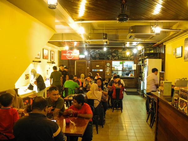 ハラル専門のステーキレストラン「メナーテ」。クアラルンプール都心に近い緑豊かなアンパンというエリアに出店。電柱の電線をサルが伝うなど、のどかな風情が感じられる。イスラム系住民に知名度の高いチェーン店で国内に6店舗あり、どの店も礼拝スペースを完備。客層の8~9割がムスリムでファミリーの利用が多い。この日は偶然、有名女優が夫や子どもと来店していた=同