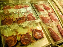 冷蔵ケースにハラルの生肉が入っていて、好きな肉を選んで注文、それを焼いてもらう、というシステム。政府のハラル認証機関（ＪＡＫＩＭ）が承認する肉なので、イスラム教徒も安心して食べることができる＝同（筆者撮影）