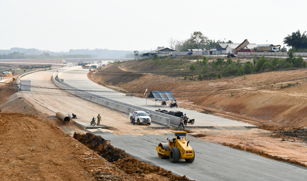 首都移転が決まったインドネシアの東カリマンタン州では、インフラ整備が急ピッチで進められている。写真は高速道路の建設現場（2019年９月撮影）