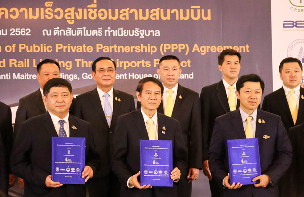 バンコク近郊などの３空港を結ぶ高速鉄道の開発事業の契約を締結した、タイ国鉄のウォラウット総裁代行（前列左）、ＥＥＣ事務局のカニット事務局長（同中央）、ＣＰグループのスパチャイ最高経営責任者（ＣＥＯ、同右）。プラユット首相（後列左から２人目）も式典に出席した＝2019年10月24日、タイ・バンコク（ＮＮＡ撮影）