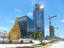 高層ビルの建設工事が目立つ首都プノンペン＝2016年８月（筆者撮影）