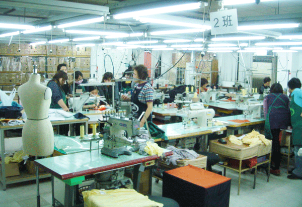台湾の繊維・アパレル関連企業の多くが、ベトナムでの生産体制構築を急ぐ（写真はイメージ、台湾イトキンの縫製工場／同社提供）