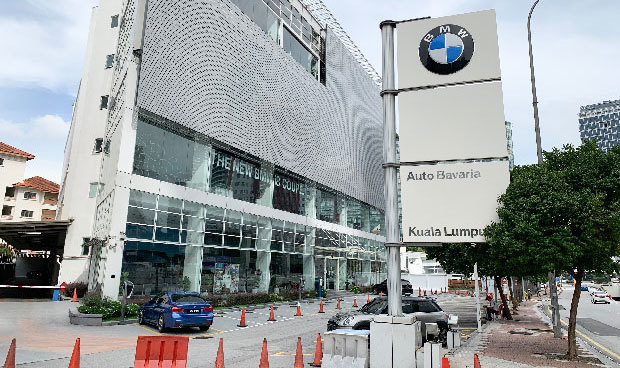 自動車販売店は、活動制限令で新車販売を停止し、「フェーズ３」でアフターサービスの提供を許可されたものの開店休業中＝５月１日、クアラルンプール（ＮＮＡ撮影）
