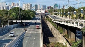 厳格な外出・移動制限が続くフィリピンのマニラ首都圏。通常時は渋滞する幹線道路の交通量も激減した＝５月上旬（ＮＮＡ撮影）