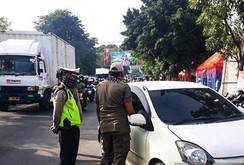 ジャカルタ特別州運輸局は、27日夜までに首都圏外から圏内に入ろうとした車両6,364台に対し、もと来た場所へのＵターンを命じた（アンタラ通信）