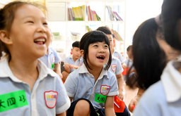 マスクを外して遊ぶ幼稚園児たち。感染リスクの低下に伴い、マスクを着けずに活動する機会も増えている＝２日、河南省鄭州市（新華社）