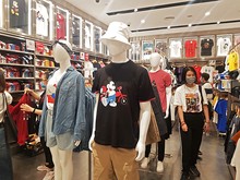 ユニクロの新店舗が、ビンタイン区の高層ビル「ランドマーク81」内にオープンした＝５日、ホーチミン市