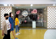 ６月末で中国から撤退した服飾ブランド「アースミュージック＆エコロジー」の上海旗艦店。新型コロナが原因との指摘も