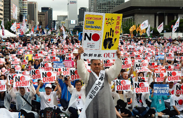 19年８月の大規模な反日集会で、日本製品の不買を訴える男性＝韓国・ソウル、19年８月15日（ＮＮＡ撮影）