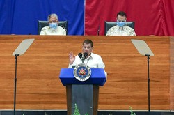 施政方針演説するドゥテルテ大統領（手前、大統領府提供）