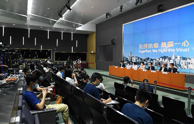 香港政府が開いた新型コロナ対策の記者会見には、多数の地元メディアが詰め掛けた＝７月19日（政府提供）