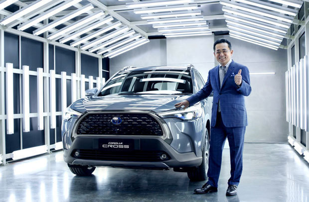トヨタはタイで７月９日、「カローラ」の新型コンパクトＳＵＶ「カローラクロス」を世界初公開・発売した。写真はタイ法人の菅田社長（同社提供）