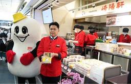 台湾崎陽軒の粟飯原昌夫総経理は、温かい弁当の提供に自信を示した＝７日、台北（ＮＮＡ撮影）