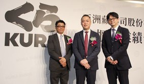 亜洲蔵寿司の西川健太郎董事長兼総経理（中央）は、９月に台湾証券櫃台買売中心の上櫃市場で公開すると発表した＝13日、台北（ＮＮＡ撮影）