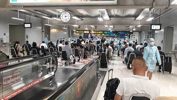 タイのスワンナプーム国際空港に到着後、入国許可証や健康証明など、書類の審査を待つ人たち＝８月７日、タイ・バンコク近郊（ＮＮＡ撮影）