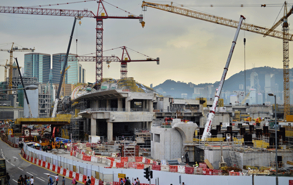 九龍で建設が進む高速鉄道駅「西九龍総駅」。大型インフラ開発などで活況な建設業界だが、香港経済の先行き不透明感の影響が出始めているようだ（ＮＮＡ撮影）