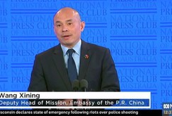 在オーストラリア中国大使館の王晰寧公使は豪メディアによく登場している（ＡＢＣテレビから）